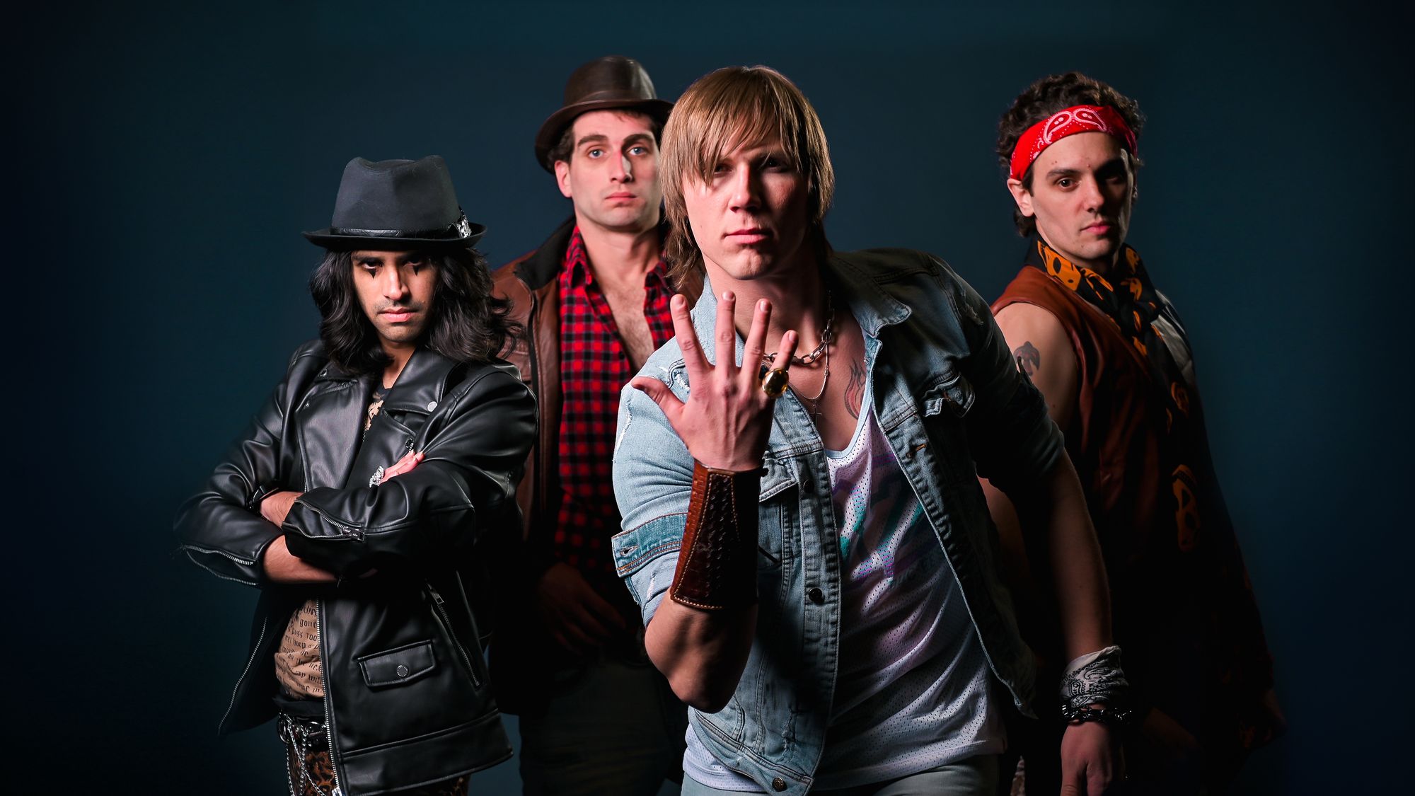 Writing original songs that embody the style and swagger of the past, Lÿnx put out their new E.P ‘‘Long Live Rock n’ Roll’