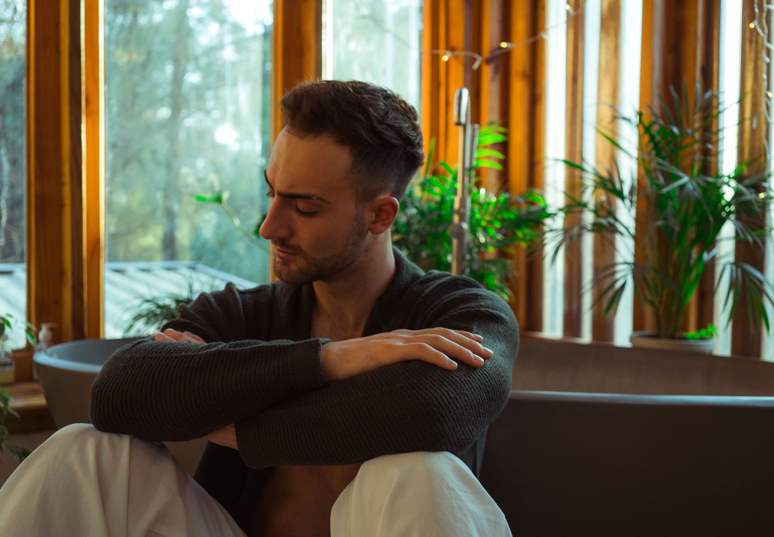 Johannesburg-based singer-songwriter, ‘Lee Cole’ is back with the big power ballad  ‘Cold’